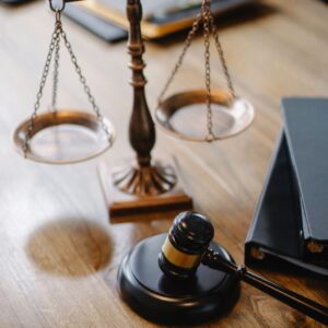 مجموعه کارگاه های عملی آموزش وکالت، رویه عملی دادگاه ها و مجموعه آرا و نشست های قضایی